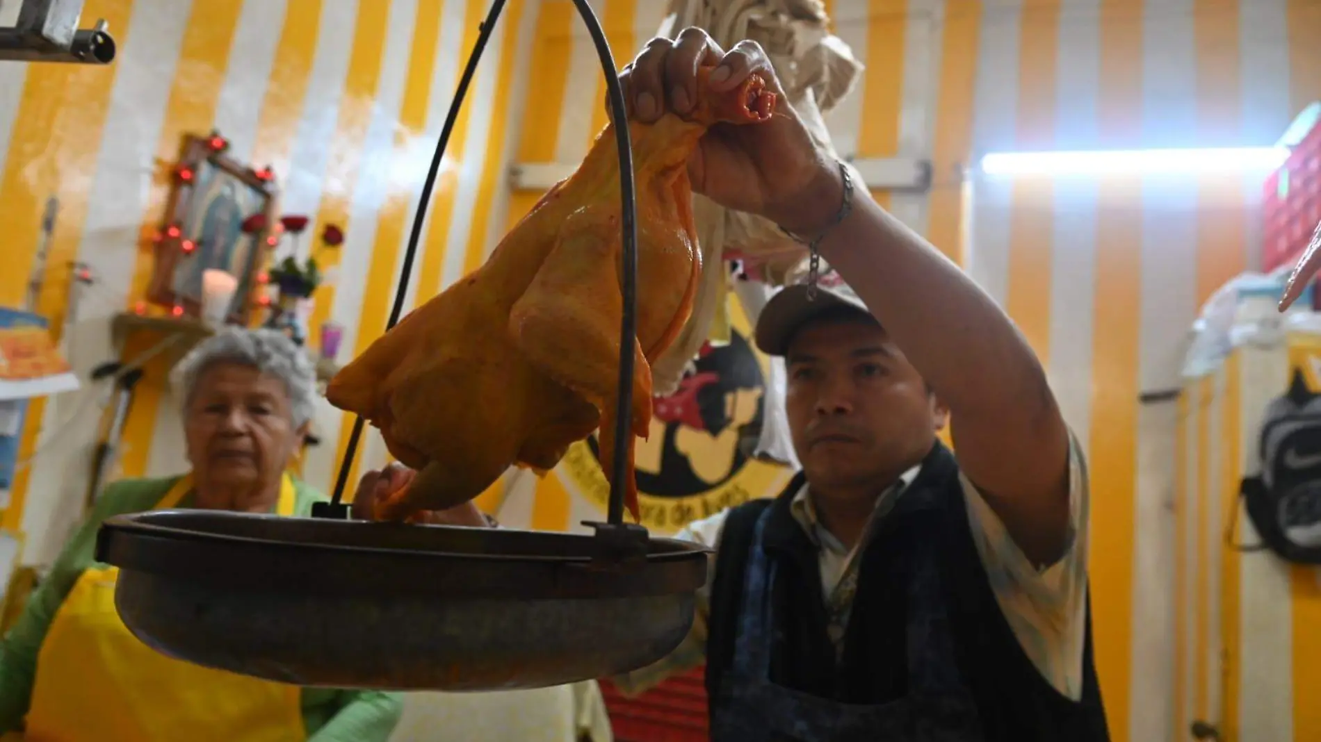 Previo a la temporada navideña, donde el pollo cobra gran popularidad para las cenas, su precio aumentó en supermercados y tiendas de autoservicio de Tampico